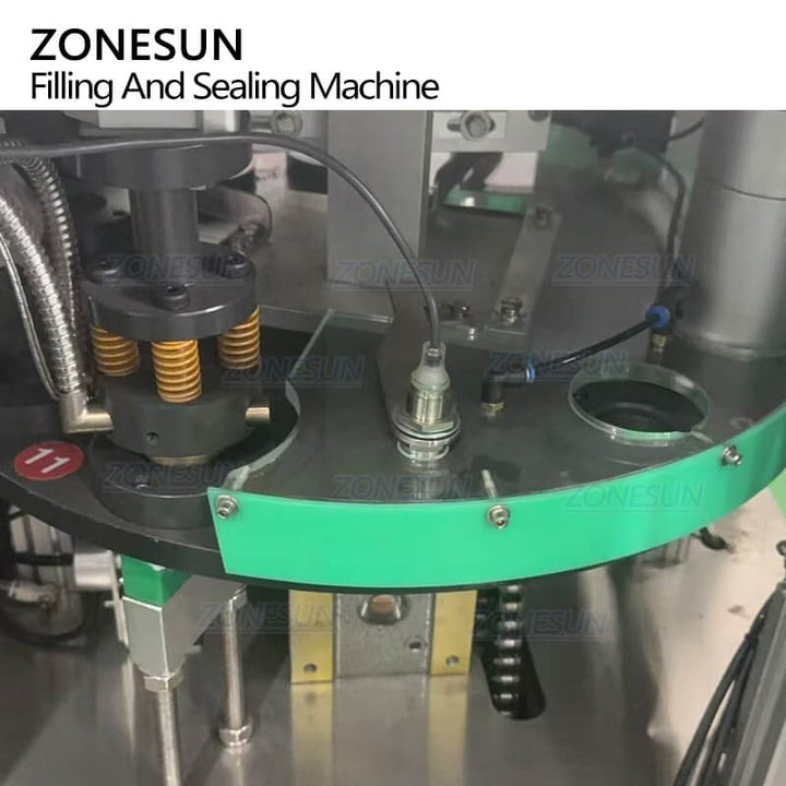 film lids feeding structure of filling sealing machine