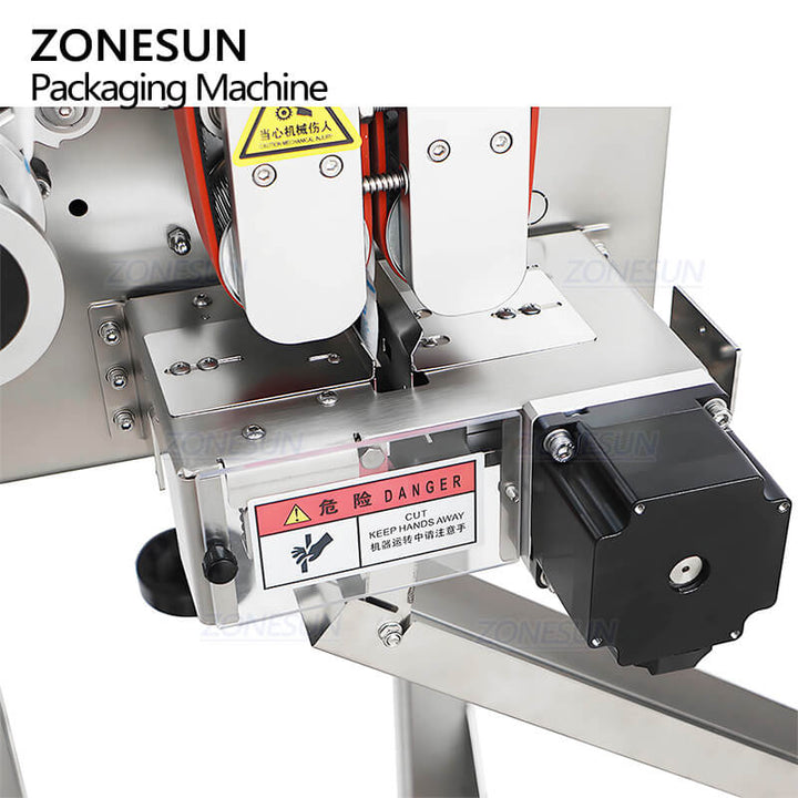 cutting and feeding structure of desiccant inserting machine