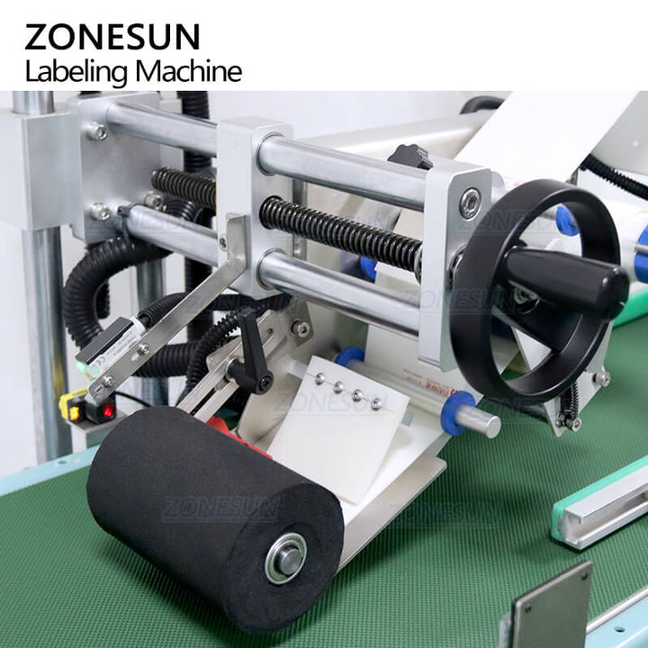 labeling structure of flat cardboard labeling machine