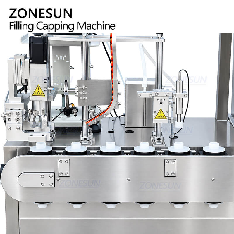 Diseño compacto de máquina llenadora y taponadora de botellas pequeñas.