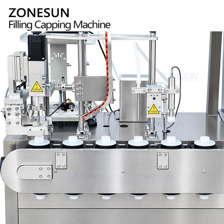 Diseño compacto de máquina llenadora y taponadora de botellas pequeñas.