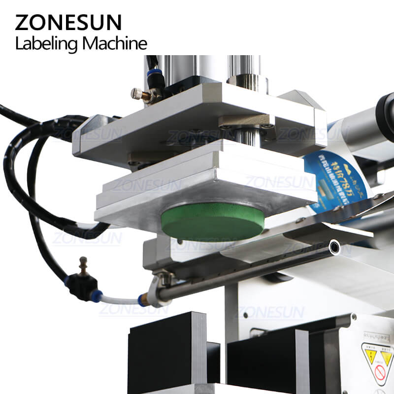 labeling structure of flat bottle labeling machine